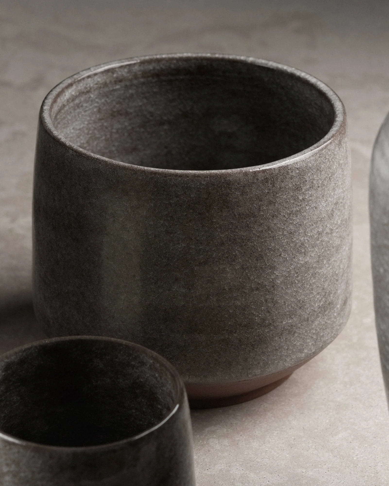 Close-up of planters with a snowflake glaze. Made for @kramer_und_kramer

Photo by Daniela Trost @danielatrost

#ceramics #vase #handmade