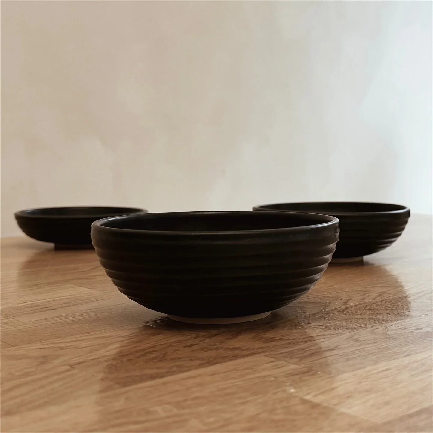 Set of carved bowls with black glaze.

#handmade #handmadebowl #madeinvienna #clay #carved